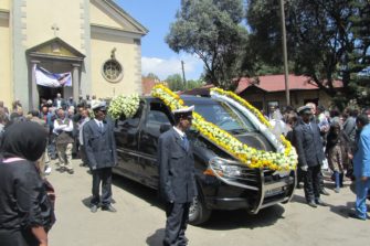 Mekane Yesus -kirkon entinen presidentti Emanuel Abraham saatettiin haudan lepoon