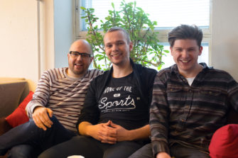 Nuoret aikuiset kävelevät veden päällä Disciple17-tapahtumassa
