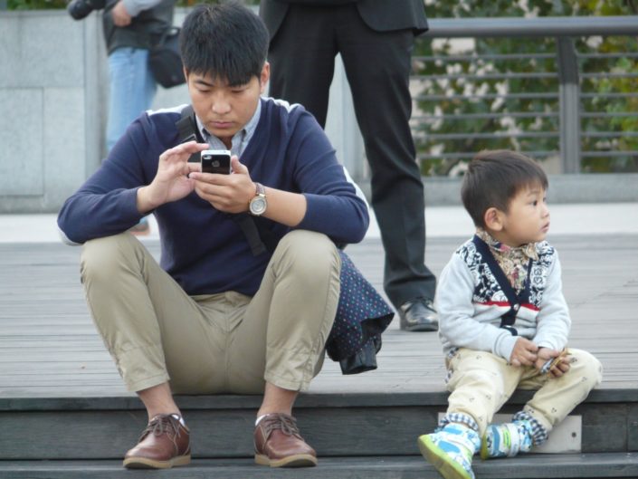 kiinalainen mies ja matkapuhelin