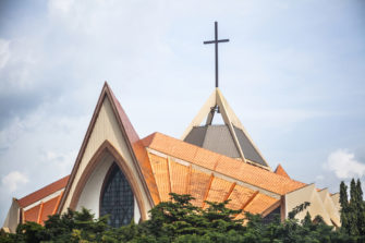 Laki pakottaa pastorit eläkkeelle Nigeriassa