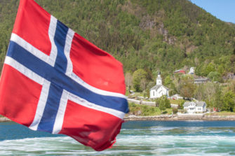 Norjan luterilainen kirkko sallii samaa sukupuolta olevien parien kirkollisen vihkimisen