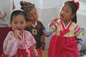 Pirkko-Liisa Tarvosen uraauurtava työ näkyy Pohjois-Korean lasten hampaissa