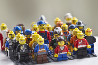 Legokirkossa rakennetaan yhdessä aiheesta ”Mukavaa elämässä”