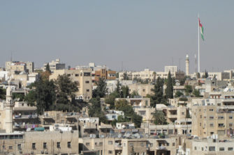 Musliminuoret suojelivat pääsiäisjumalanpalveluksia Jordaniassa