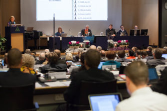 Kirkolliskokousedustaja: Ei papiksi, ellet vihi sateenkaaripareja
