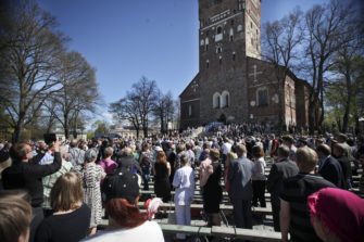 Katolisen kirkon piispa Suvivirsikirkossa: ”Rukoillaan paljon ja usein toistemme puolesta”