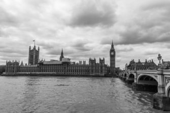 Britannian pääministeri vaatii kovempia otteita terrorismia vastaan