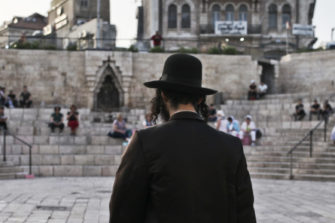 Ukrainan ja Israelin hallitukset painostavat hasidijuutalaisia perumaan pyhiinvaelluksen koronapandemian vuoksi