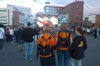 Heidi Tonteri päivystää Jyväskylässä ja auttaa kesäloman alkua juhlivia nuoria