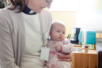 Seurakunnat saivat haasteen juhlia syyskuista vauvan päivää
