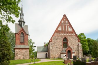Vantaan Pyhän Laurin kirkon kesäopas nauttii ihmisten kohtaamisesta