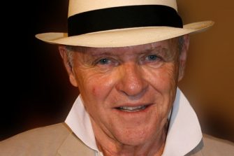 Anthony Hopkins nimiroolissa Netflixin uudessa paavi-elokuvassa
