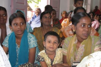 Intiassa naisia kirkossa