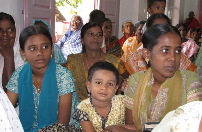 Intiassa naisia kirkossa