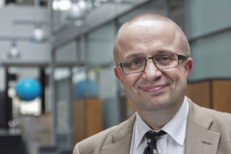 Akateemikko Markku Kulmala innosti teekkareita syömään heinäsirkkoja