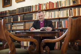 Piispa Jari Jolkkonen eläytyy Lutherin tarinaan