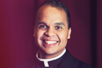 Pastori Bronxista puhui uskollisuudesta
