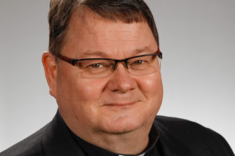 Ruotsin kielen asemaa puolustanut Pekka Huokuna sai Folktingetin ansiomitalin