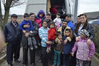 Suomen romanit vievät toivoa Latvian köyhiin romaniperheisiin