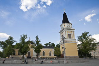 Seurakunnat juhlistavat satavuotiasta Suomea: munkkikahvit Tampereella ja 1000 täytekakkua Kiimingissä