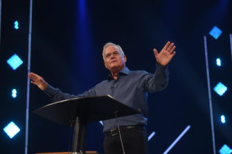 Bill Hybels: Rohkaiskaa nuoria johtajuuteen