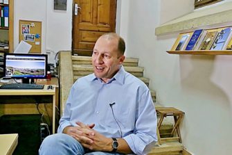 Caspari-keskuksen Alexander Goldberg toivoo venäjänkielisten ohjelmien katsojilta ruusujen ja risujen lisäksi aihe-ehdotuksia