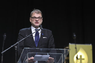 Pääministeri Juha Sipilä saattelee Oulun piispa Samuel Salmen eläkkeelle raamatunlausein