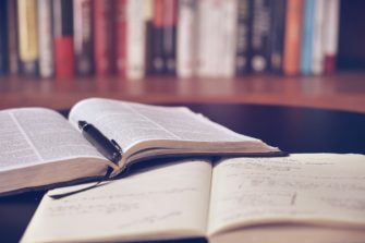 Uskovaisena akateemikoiden ja opiskelijabileiden keskellä