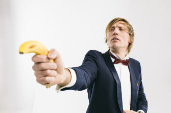 Standup-lavojen kummainen Mikko Vaismaa: ”Jos joku tilaisi ronskimpaa settiä, en kyllä pystyisi”