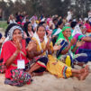 intialaisia naisia rannalla