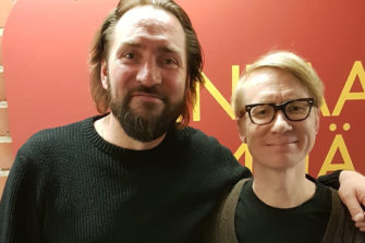 Mahtuisiko Jumala biisilyriikkaan niin, että se puhuttaisi myös Knipiä? 