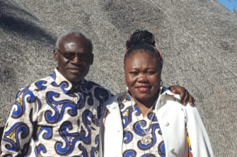 Arvofoorumissa puhunut Samuel John: ”Namibiassa sanotaan, että on kolmenlaisia ihmisiä:  mustia, valkoisia ja suomalaisia”