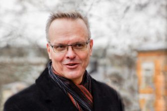 Arkkipiispa Tapio Luoma liputti seurakunnat ulos Maata Näkyvissä -festareiden Turkuhallin messusta