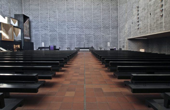 Tapiolan-kirkon-kirkkosali-sisältä