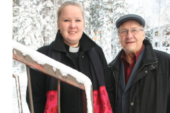 Isä ja tytär astelevat sotatantereilla