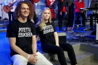 Helluntaiseurakunnissa kokeiltu erilaisia kastepukuja
