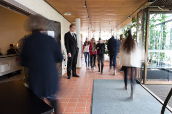 Tutkimus: ”Kirkko näyttäytyy suurena instituutiona, jota vaivaavat laitosten vaivat: etäisyys ja persoonattomuus”