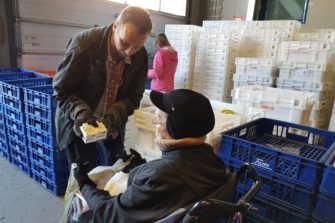 Helsingissä pohditaan: Kenellä on oikeus antaa vähävaraiselle ruokaa, yhteisestä pöydästä vai leipäjonosta?