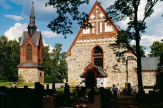 Vantaan Pyhän Laurin kirkko on kenties Suomen suosituin vihkikirkko