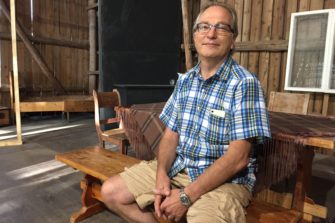 Ex-saarnamiehen oivallus: Valkoisesta häkkikanasta tuli vapaa ja värikäs