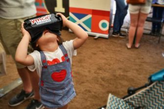 VR-lasit päähän ja olet hetkessä vaikka kehitysmaassa