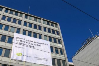 Kirkon talo tervehtii Trumpia ja Putinia Matteuksen evankeliumin sanoin