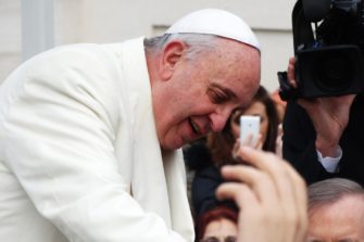 Paavi Franciscus pyrki kohtaamaan vähäosaisia ja korosti maallikoiden asemaa kirkossa