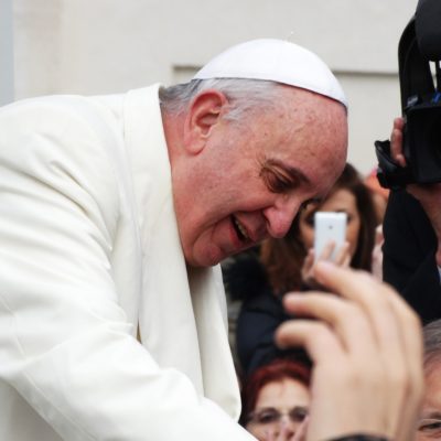 Paavi Franciscus pyrki kohtaamaan vähäosaisia ja korosti maallikoiden asemaa kirkossa