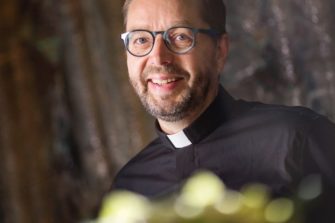 Espoon piispaehdokas Juhani Holma Radio Deissä: ”Sekin vaara on, että piispatkin lähtevät sooloilemaan”