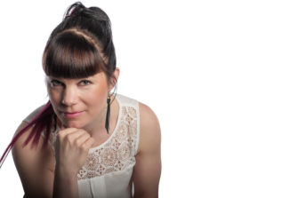 ”Olen saanut kuulla rehellisiä tarinoita elämästä” – Ilta Lauran kanssa -talk show kymmenvuotiskiertueella