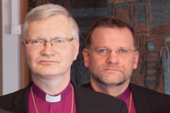 Piispat Jari Jolkkonen ja Seppo Häkkinen pitävät Saimaan kaivoshankkeita luonnon turmelemisena