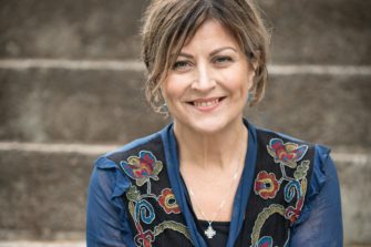Nina Åström löytää vanhoista lauluista rauhan ja rohkeuden