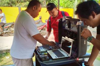 Kriisiradiotiimi valmistautuu lähtemään Indonesian maanjäristys- ja tsunamialueelle