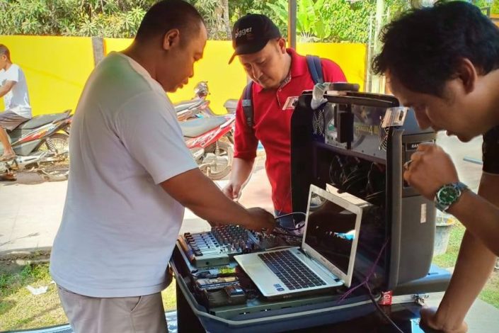 Kriisiradiotiimi valmistautuu Indonesiassa.